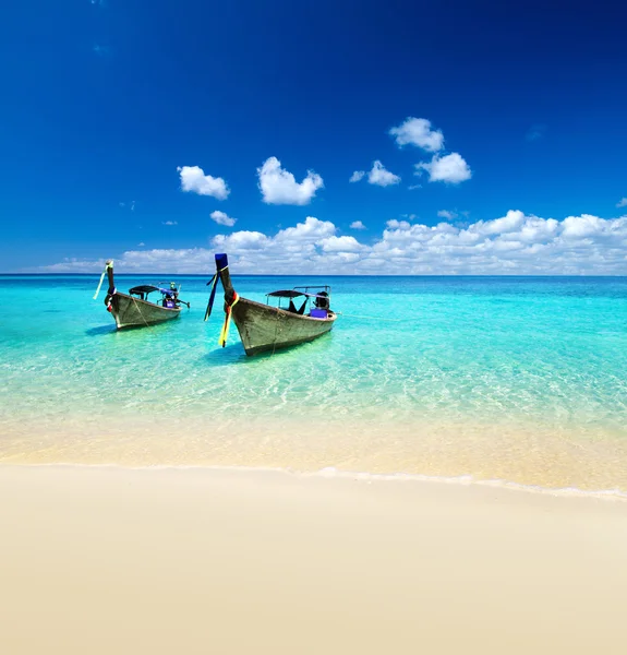 Praia e mar tropical — Fotografia de Stock