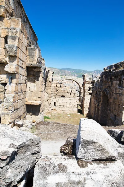 Antiguas ruinas en Hierápolis, Pamukkale — Foto de Stock