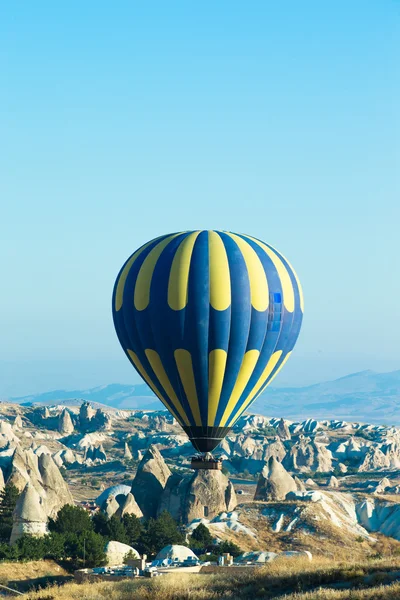 Heißluftballon fliegt über Kappadokien — Stockfoto