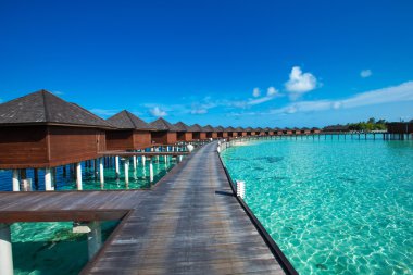Maldivler 'de su bungalovları olan plaj