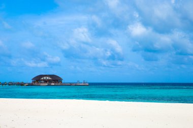 Maldivler 'de su bungalovları olan plaj