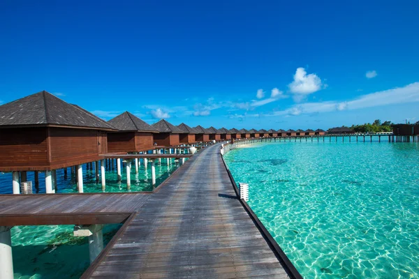 Praia com bungalows de água em Maldivas — Fotografia de Stock