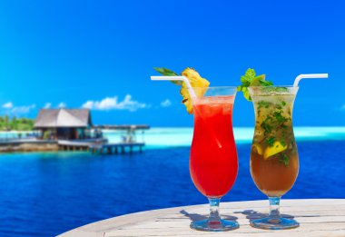 Sahilde meyve kokteyl gözlük 