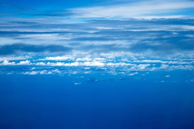 küçük bulutlar ile mavi gökyüzü