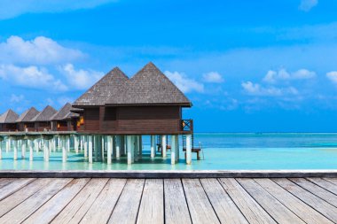 Maldivler 'de su bungalovları olan plaj