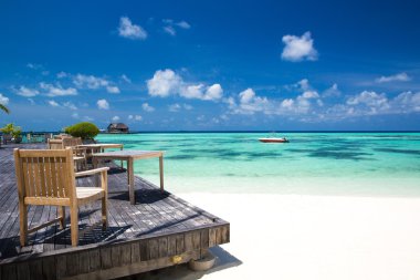 Maldivler restoranda tropikal plaj