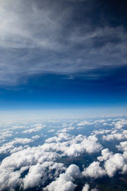 küçük bulutlar ile mavi gökyüzü