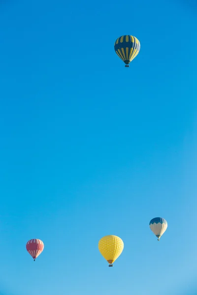 气球飞行在卡帕多西亚 — 图库照片