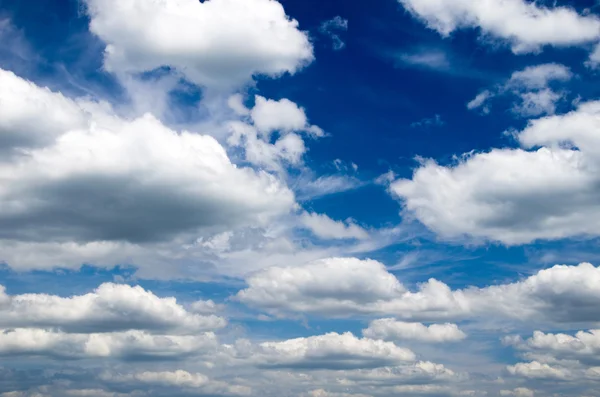 Blå himmel med små moln — Stockfoto