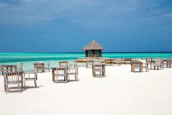 Restaurante de playa tropical en Maldivas —  Fotos de Stock