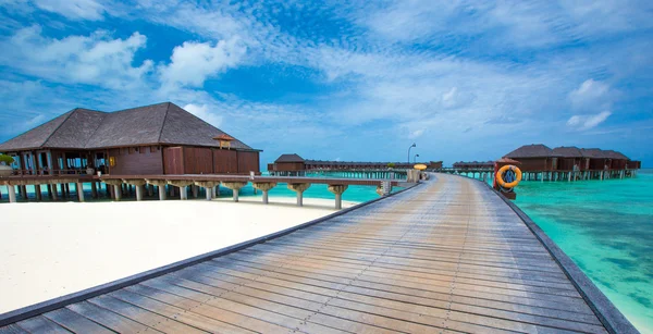 Praia com bungalows de água em Maldivas — Fotografia de Stock