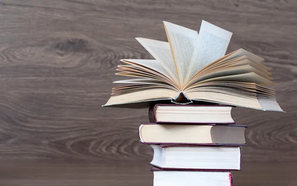 Pila de libros en la mesa — Foto de Stock