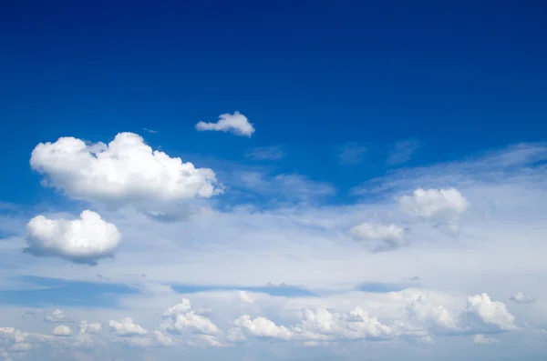 Blauwe lucht met kleine wolken — Stockfoto