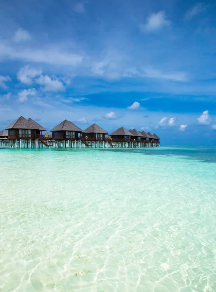 Spiaggia con bungalow acquatici alle Maldive — Foto Stock