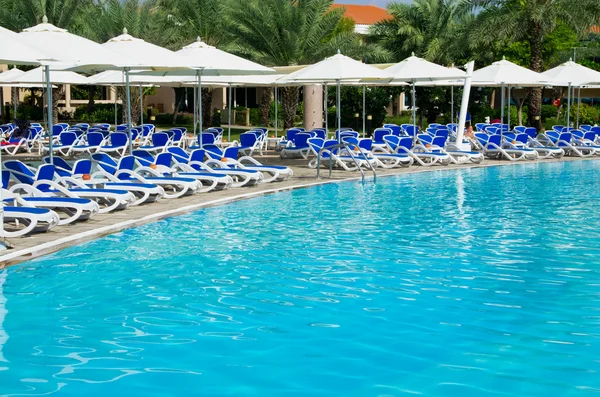 Zwembad in tropische resort — Stockfoto