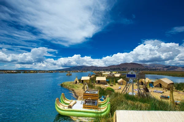 Barco de totora en el lago Titicaca, Perú — Foto de Stock