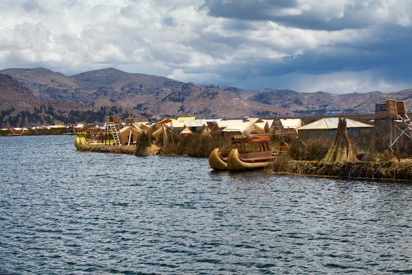Totora barca sul lago Titicaca, Perù — Foto Stock