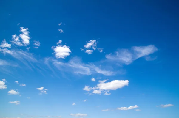 Ciel bleu avec de minuscules nuages — Photo