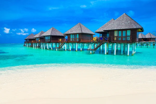 Praia com bungalows de água em Maldivas — Fotografia de Stock