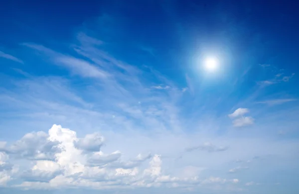 Cielo blu con piccole nuvole — Foto Stock