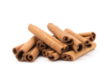 Kuru tarçın beyaz izole 