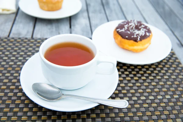Xícara de chá e donut — Fotografia de Stock