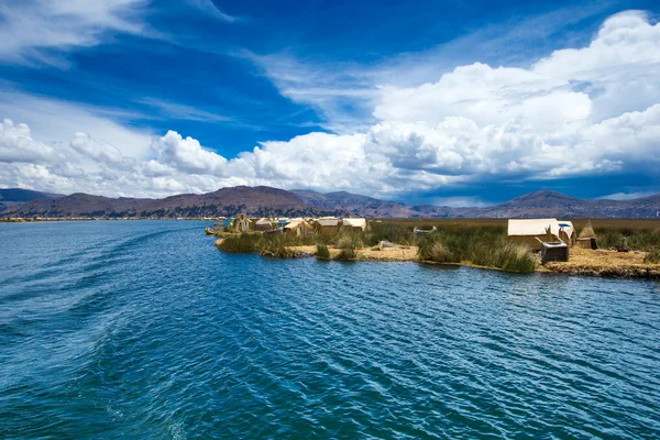 Barco de totora en el lago Titicaca, Perú — Foto de Stock