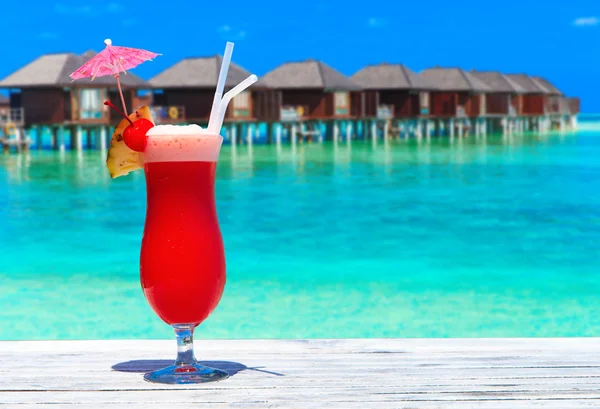 Fruit cocktail glazen op strand — Stockfoto