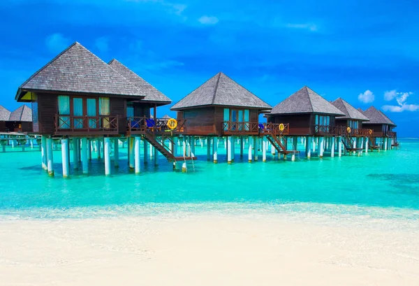 Playa con bungalows de agua en Maldivas —  Fotos de Stock