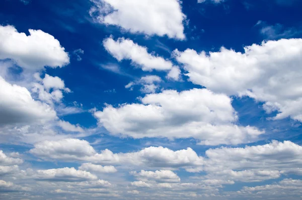 Ciel bleu avec de minuscules nuages — Photo