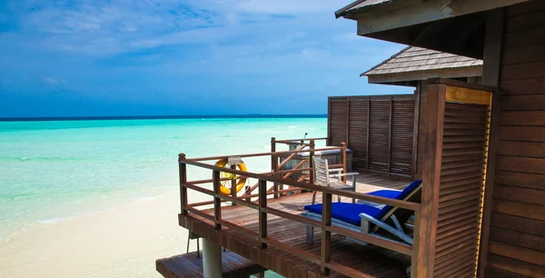 Tropisch strand met water bungalow — Stockfoto