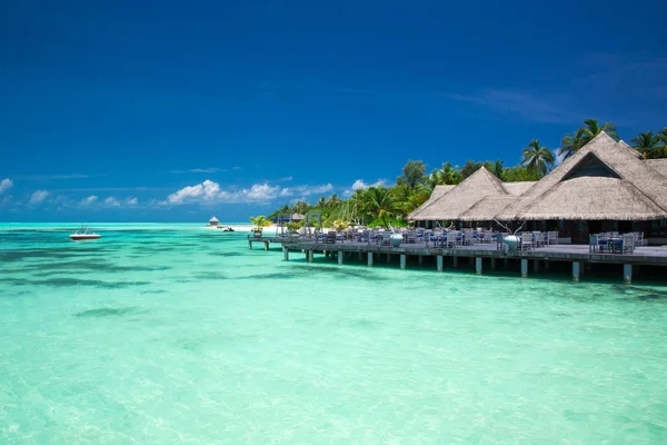 Strand met waterbungalows op de Malediven Rechtenvrije Stockafbeeldingen