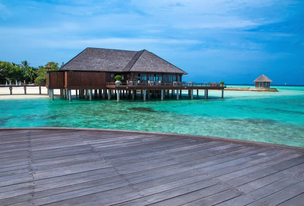 Playa con bungalows de agua en Maldivas — Foto de Stock