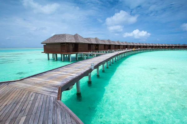Praia com bungalows de água em Maldivas — Fotografia de Stock