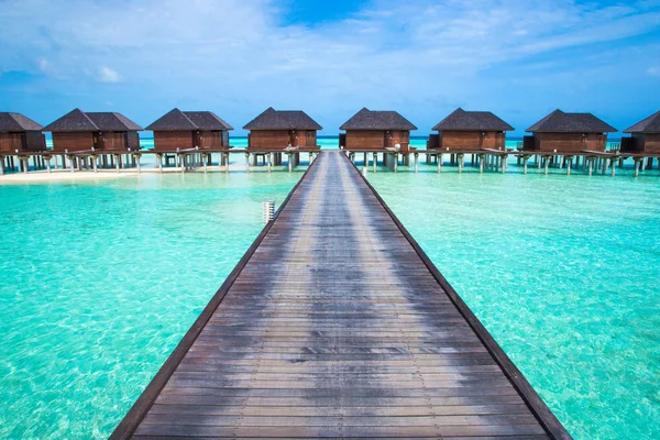 Spiaggia con bungalow acquatici alle Maldive — Foto Stock