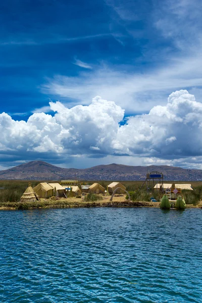 Totora boot op Titicacameer, Peru — Stockfoto