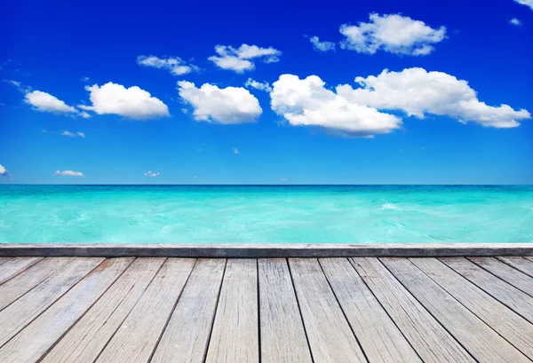 Hermosa playa con embarcadero de madera —  Fotos de Stock