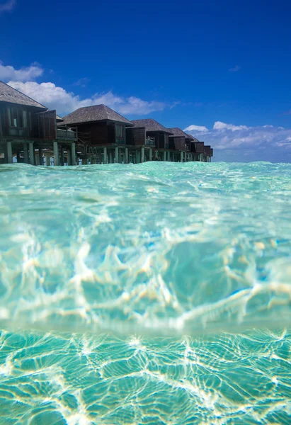 Playa con bungalows de agua en Maldivas — Foto de Stock