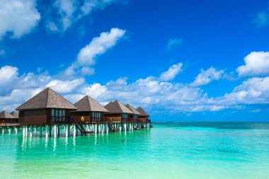 Maldivler 'de su bungalovları olan plaj