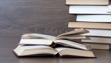 Bir yığın eski kitap 