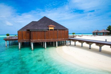 Maldivler 'de su bungalovları olan plaj