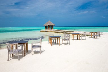Maldivler restoranda tropikal plaj 