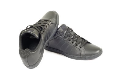 Siyah ayakkabılar beyaza izole edilmiş 