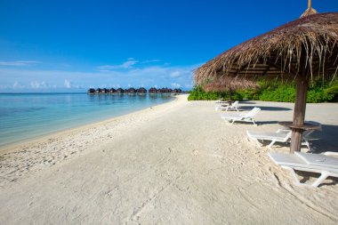 Maldivler 'de su bungalovları olan plaj