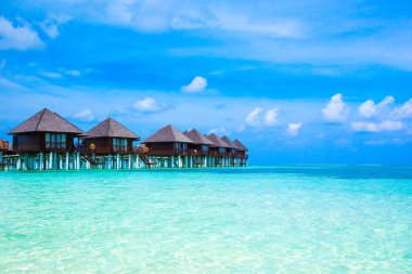 Maldivler 'de su bungalovları olan plaj