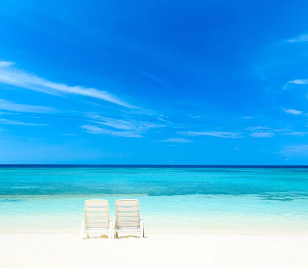 Blue sea beach med stolar — Stockfoto