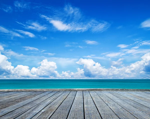 Tropisch strand met houten steiger — Stockfoto