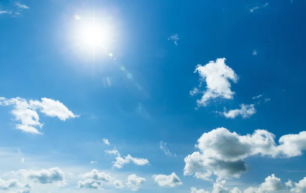 Céu azul com nuvens brancas — Fotografia de Stock