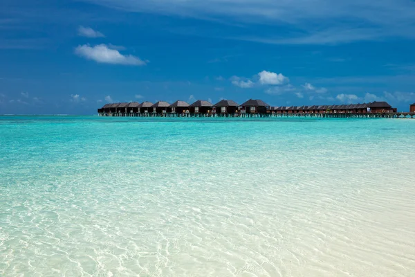 Maldivler 'de su bungalovları olan plaj — Stok fotoğraf