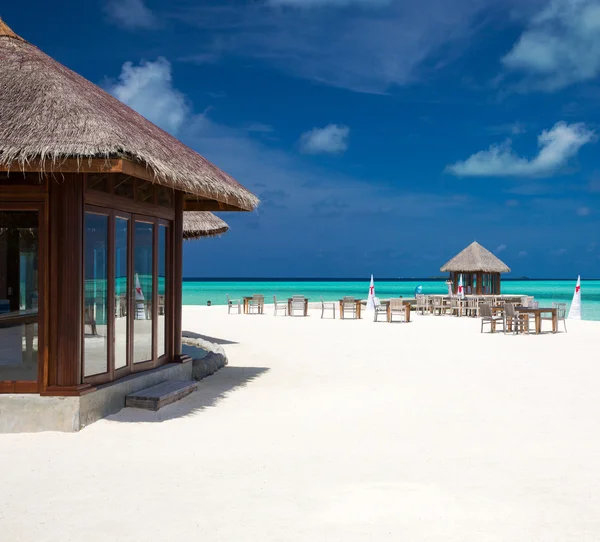 Тропічні пляжі ресторані на Мальдівах — стокове фото